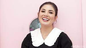 9 gaya glamor ala nindy ayunda, anggun mewah dan berkelas! Gilmechz3qfadm