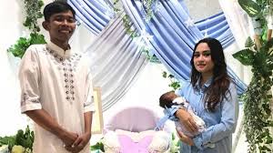 Sebelum tenar seperti saat ini, dede sunandar awalnya adalah seorang cleaning service di salah satu televisi swasta. Profil Dede Sunandar Komedian Yang Dihina Istri Artis Terkenal