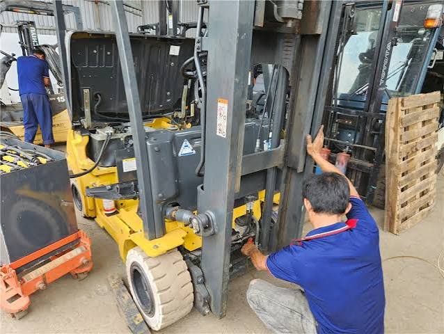 Nhân viên kiểm tra phụ tùng xe nâng