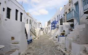 Pronounced ) is the easternmost island of the cyclades island group and the nearest island to the neighboring dodecanese island group in greece.along with 16 neighboring islets, the largest of which is nikouria island, it comprises the municipality of amorgos, which has a land area of 126.346 square kilometres (48.782 square miles) and a population of. Folegandros Urlaub Hotels Apartments Strande Tipps