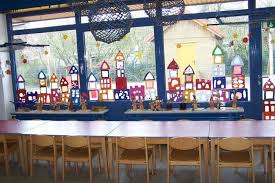 Foto ist von einer ursprünglichen fensterbild von ein bild von zwei rehe auf einer lichtung im wald. Fensterbilder Basteln 64 Diy Ideen Fur Stimmungsvolle Herbstdekoration Fensterbilder Basteln Fensterbilder Weihnachten Basteln Fensterdeko Basteln