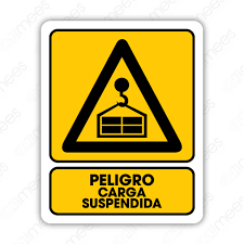 operario respetando señalética de peligro carga suspendida en proyecto de Arequipa
