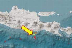Pusat gempa disebut juga dengan istilah hiposenter (hypocenter/hiposentrum) yang berasal dari bahasa yunani υπόκεντρον yang berarti di pusat, adalah titik di dalam bumi yang menjadi pusat gempa bumi. Patut Diwaspadai Gempa Malang Terjadi Di Dekat Pusat Gempa Merusak Sejak 1896 Pikiran Rakyat Com