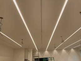 Ciao a tutti sto restaurando casa in camera da letto c'è il solaio con i travi e tra un trave e l'altro pannelli di cartongesso come controsoffitto pensavo di forarli un po' a casaccio e infilare dei led nei forellini per illuminare la stanza facendo una sorta di effetto cielo stellato cosa mi. Illuminare Il Controsoffitto In Cartongesso Finiture In Cartongesso
