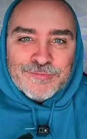 Happy Sunday to you guys and happy Christmas too i know that I'm not your  favorite artist anymore and I know that you don't care about me anymore  I'll stop the music