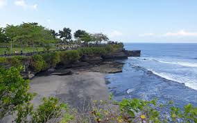 Anda harus menaiki tangga untuk tiba di puncaknya, dimana di sana terdapat sebuah gardu kecil. Keindahan Sunset Pantai Melasti Tabanan Yang Memukau Juni 2021 Travelspromo
