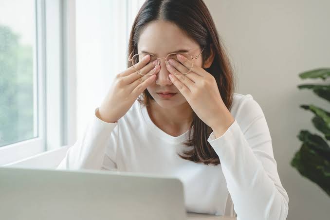 Mujer con visión borrosa 