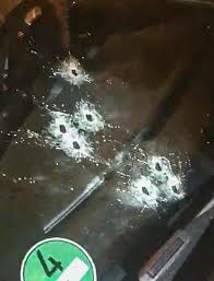 Après plusieurs fusillades à paris ce vendredi, des gens cherchent et proposent des endroits où se réfugier avec le hashtag #porteouverte sur twitter. Fusillade A Paris La Fin D Un Caid Pres Des Champs Elysees Le Parisien