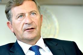 Erjavec po tistem, ko je dobil dobro plačano službo v gospodarstvu, svoji  stranki pokazal iztegnjen sredinec: odstopil s predsedniške funkcije in  stranko zapustil