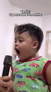 Praktis na Para sa Gig: Baby Gavin Kumakain ng Pizza