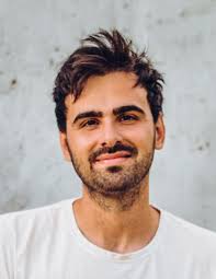 Dřevostavba s výhledem na gotický kostel