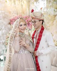 Tujuan penelitian ini adalah mengembangkan kreasi tata rias pengantin muslim ponorogo dengan menjadikan reog sebagai sumber informasi. 25 Inspirasi Gaun Pengantin Muslimah Yang Modern Updated 2021 Bukareview