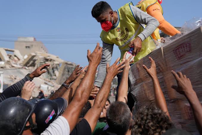 LO ÚLTIMO: Voluntarios recolectan y reparten ayuda a familias afectadas por  sismos en Venezuela - Los Angeles Times