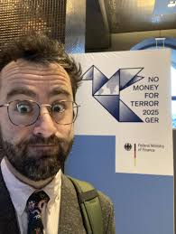 The early bird gets the worm … unless he's too early…! 🐣 I don't mind…