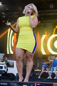 60 Hochwertige Beatrice Egli Bilder Und Fotos Getty Images In 2020 Kurvige Madchen Stil Minirock Madchen Molliges Madchen
