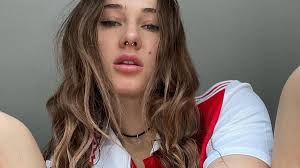 Torcedora do Arsenal faz topless após tirar Pelé no FIFA