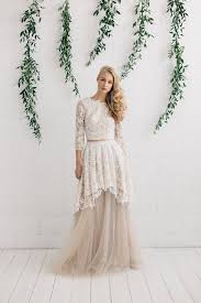 Mezi nejoblíbenější basic kousky v šatní skříni každé fashion milovnice patří jistě i crop top. Braut Crop Top Perlen Spitze Hochzeit Top Elfenbein Spitze Top Mit 3 4 Lange Armel Und Offnen Zuruck Astrid Two Piece Wedding Dress Traditional Wedding Dresses Wedding Dresses Unique