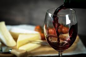 रेड वाइन का सीमित मात्रा में सेवन दे सकता है आपको फायदा