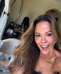 Hi, happy Wednesday everyone! Day 2 of a super fun production. Anyone wanna  come to work with me today? #grwm #glamtime #bts