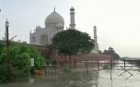 Nước lũ đe dọa kỳ quan thế giới Taj Mahal ở Ấn Độ | VTV.VN