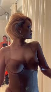 @rihannas video Tweet