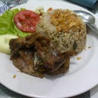 Isi krengsengannya, ada otak, kulit kepala, lidah, telinga, hingga … Nasi Kebuli Krengsengan Kambing Cak Gendut Ampel Restoran Indonesia