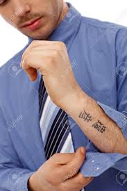 Jeune Homme D Affaires Deboutonner Chemise Montrant Petit Tatouage Dans L Avant Bras Banque D Images Et Photos Libres De Droits Image 13964828