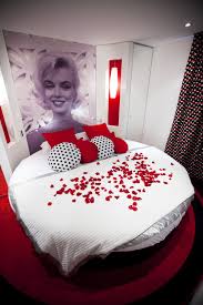 Round beds are not only comfortable but comes with an incredible magnetism that makes one forget of ever using a rectangular bed. 9 Luxury Bedrooms With Round Beds