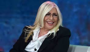 È stata per molti anni (ed è tuttora) al timone di domenica in, contenitore televisivo rai della. Mara Venier Ricordate La Figlia Elisabetta Eccola Oggi A 52 Anni Foto