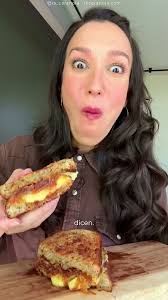 SANDWICH DE CEBOLLA CARAMELIZADA, GOUDA Y PERA