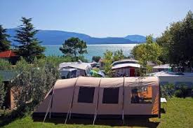 Die malerischen gardasee städte an den ufern laden zu erholsamen badeurlauben oder spannenden aktivurlauben alleine, mit dem partner oder der ganzen familie ein. Campingplatze Direkt Am Gardasee Mobilheime Mit Seeblick