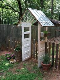 27 Kreative Moglichkeiten Alte Turen Als Outdoor Dekorationen Zu Verwenden Diy Gartenprojekte Gartenzaun Selber Bauen Und Diy Gartendekoration