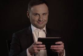 Patrząc na fotografię, aż trudno uwierzyć, że jest na niej obecny prezydent rp, andrzej duda. Andrzej Duda Czyta Hejterskie Tweety O Sobie I Robi Miny Plastikowy Maliniak Wideo