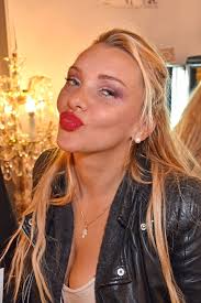 Mit unnachgiebigen forscherdrang stieg sie ins kühle nass, um zu sehen, ob inzwischen wieder fische, enten oder gänse ihr natürliches habitat wieder bewohnen. Natur Oder Botox Wirbel Um Evelyn Burdeckis Pralle Lippen Promiflash De