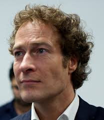 Midden in het nieuws hoort de luisteraar plotseling ze nieuwslezer vertellen: Jeroen Overbeek 25 04 1966 Nederlandse Journalist Presentator En Nieuwslezer Hij Is Presentator Van Het Nos Journaal En Van Nieuwsuur Youtube Acteur Mensen
