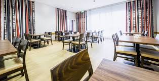 En safe, et vekslingskontor, oversettertjenester, vaskeriservice, et møterom og et forretningssenter står til disposisjon for gjestene på hotellet. Holiday Inn Express Koln Mulheim Koln Migros Ferien