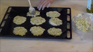 Disponeteli in una teglia con la cipolla tritata, non troppo finemente, e lo spicchio d'aglio. Frittelle Di Patate E Zucchine Al Forno Youtube