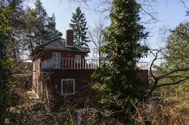 Das einsteinhaus ist ein 1929 errichtetes holzhaus, das sich in caputh rund sechs kilometer südlich von potsdam befindet. Einsteinhaus Caputh Havelland Caputh
