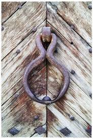 Ce Qu Il Reste D Un Tres Ancien Heurtoir De Porte En Fer Forge A La Main Sur Une Belle Porte Cloutee De Mener Heurtoir De Porte Poignee De Porte Decor Urbain