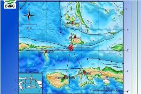 Usai diguncang gempa dahsyat pesisir pantai maluku dihantam gelombang tinggi!! Gempa M3 1 Pada Kedalaman 10 Kilometer Guncang Maluku Utara