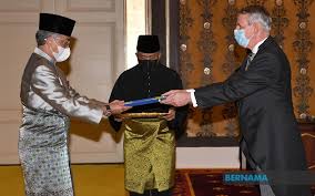 Majlis watikah pelantikan pengawas sekolah 2019 dirasmikan oleh asp rafany roestam bin ibrahim (unit rondaan bermotosikal). Bernama Agong Terima Watikah Pelantikan 12 Perwakilan Asing Ke Malaysia