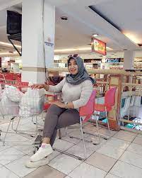 Emak sri yang hanya bekerja sebagai pembantu rumah tangga itu juga tak mempunyai uang yang cukup untuk membiayai tuntutan biaya yang diperlukan. Pin Auf Mom Ida