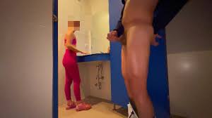 DickFlash! Je me suis faufilé dans le vestiaire des femmes à la salle de  sport et une fille m’a masturbé