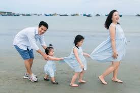 Dua batu besar di tengah pantai dan batuan karang yang merupakan kawasan cagar alam menjadi ciri khas dari pantai ini. 15 Foto Sederhana Keluarga Kecil Ini Bikin Autobilang So Sweet