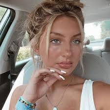 Hallie Yoder's Instagram, Twitter & Facebook