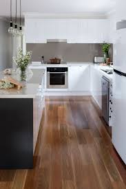 This Beach House Kitchen Got The Most Stylish Makeover For Just 13 000 Kitchen Inspirations Home Kitchens Beach House Kitchens