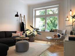 Wohnzimmer Schwarzes Sofa Grauer Pouf Grauer Sessel Und Stimmungsvolles Licht Schwarzes Sofa Wohnzimmer Schwarzes Sofa Schwarzes Wohnzimmer