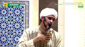 Tampan, tinggi, besar, berkulit putih, berjenggot tebal dan rapi tanpa kumis. Keutamaan Cinta Kepada Keluarga Shohabat Nabi Saw Habib Ali Zaenal Abidin Al Hamid Youtube