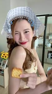 Julie Lemon's Instagram, Twitter & Facebook