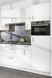 witte keuken met tijdloze uitstraling voorzien van bovenkasten en uitgerust met bosch apparatuur bekijk me keuken bovenkast keuken inspiratie tijdloze keuken